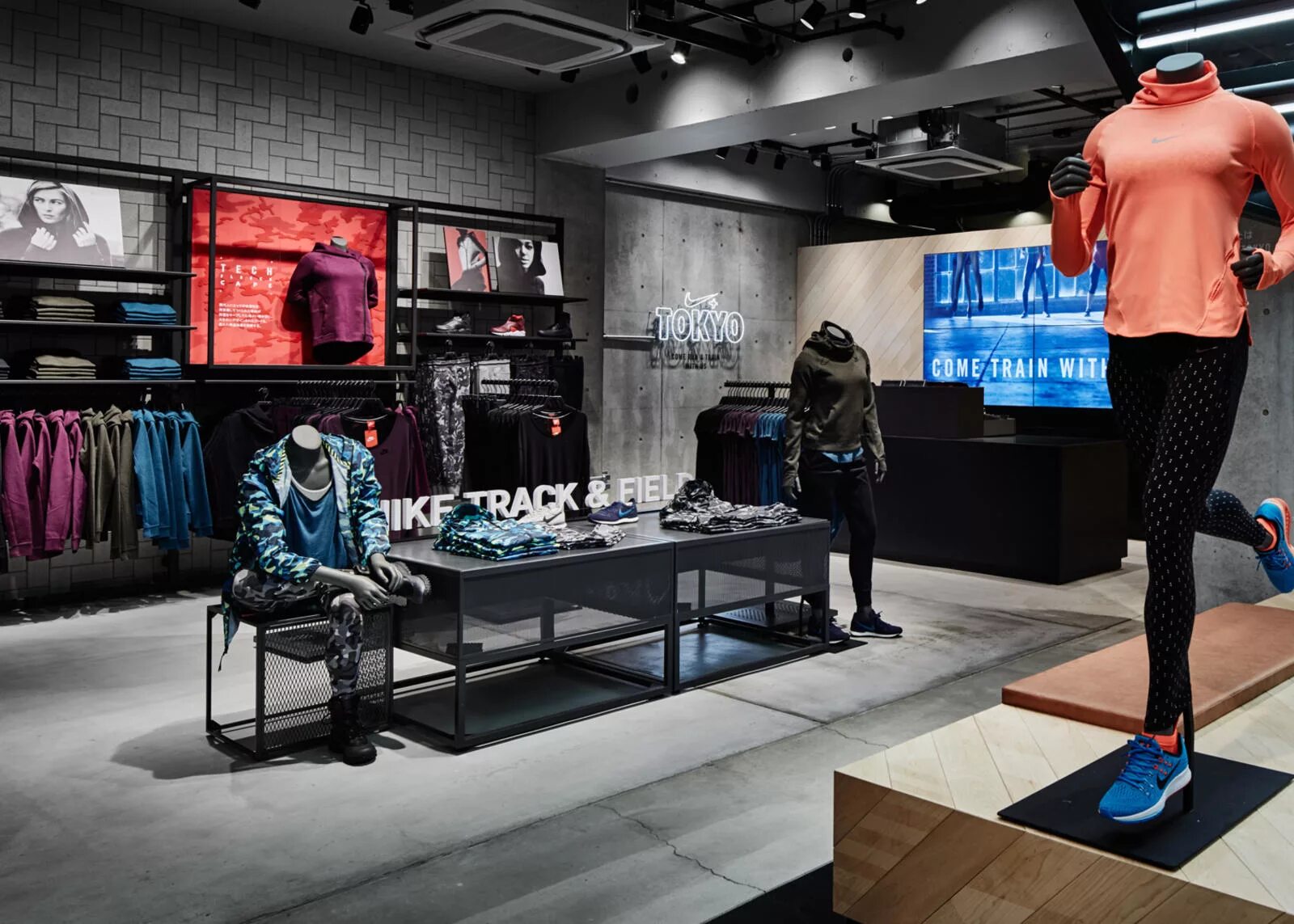 Магазины распродаж мужской одежды. Nike Store in 1988. Nike Tokyo shop. Витрина магазина спортивной одежды. Спортивный магазин Nike.