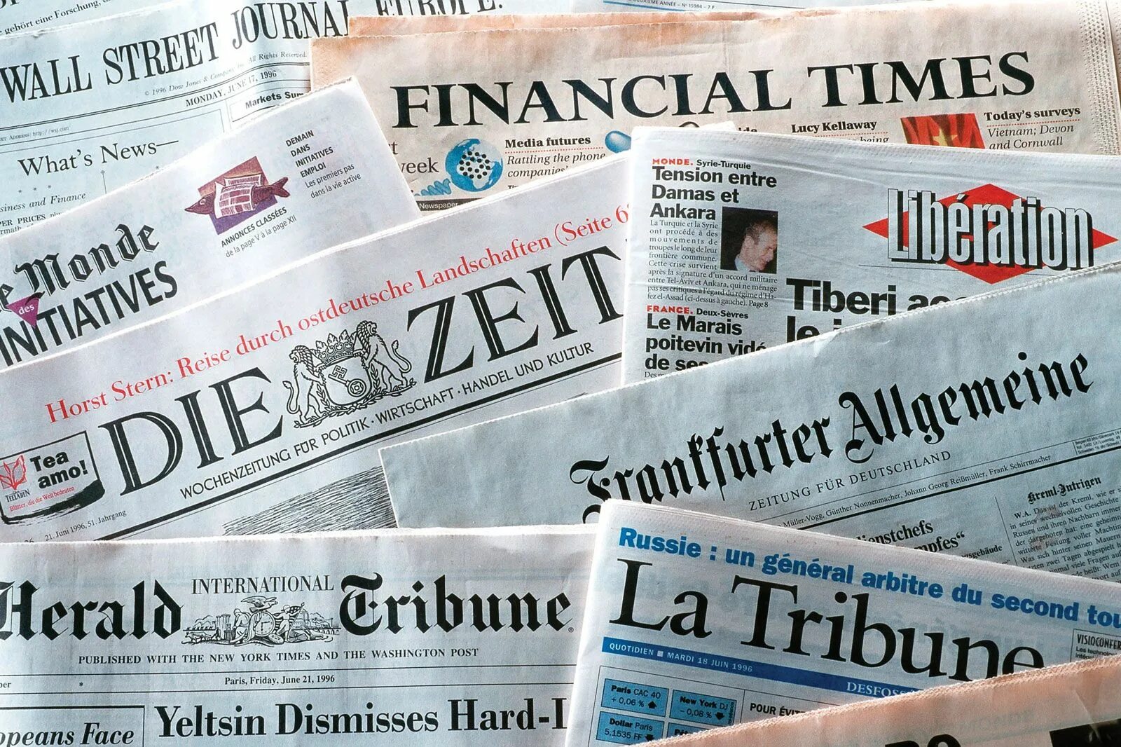 1 what is are the news. Newspaper. Газетные вырезки. Газеты на разных языках. Стопка английских газет.