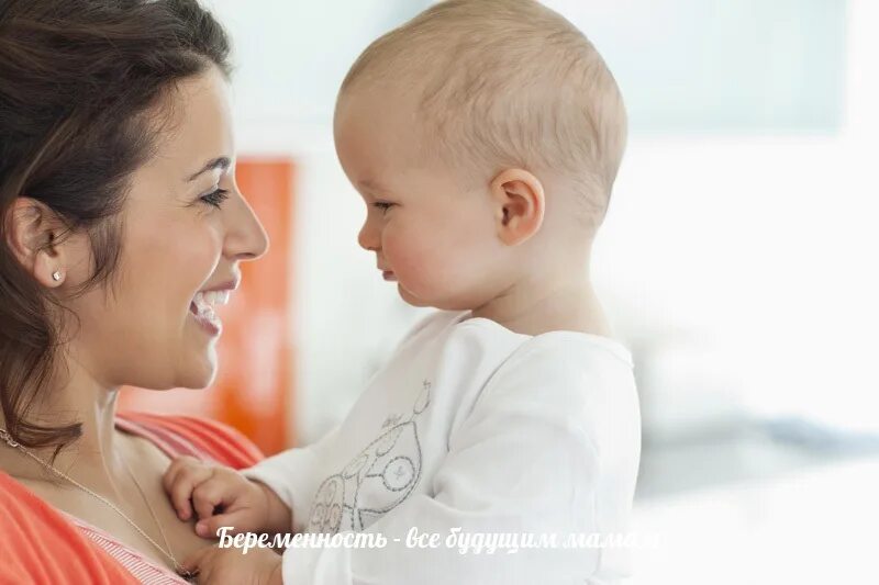 Mom surprises. Привязанность ребенка. Привязанность ребенка к матери. Связь между мамой и ребенком. Эмоциональная связь между матерью и ребенком.