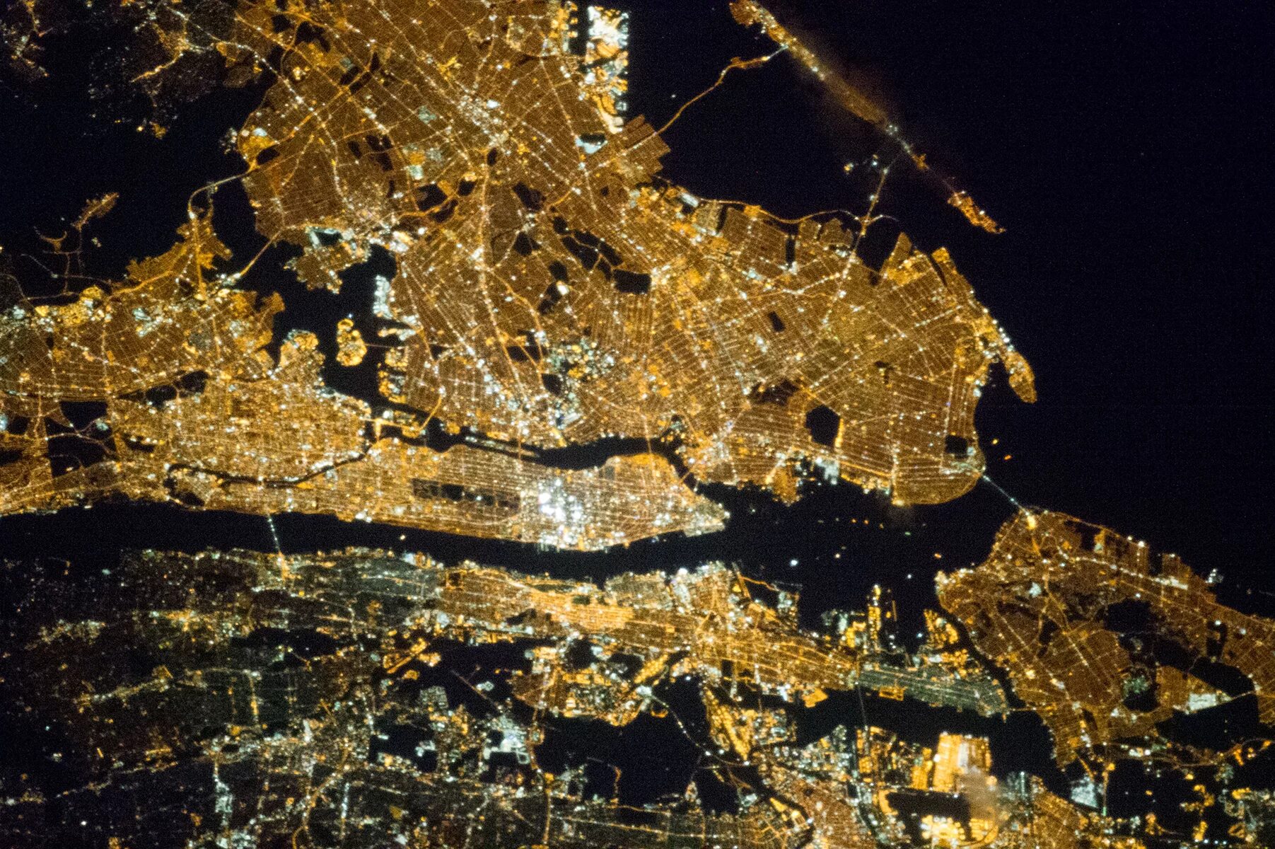 Спутник фото в реальном времени. Нью-Йорк вид из космоса. Снимок из космоса Нью Йорк. Нью Йорк из космоса ночью. Космический снимок Нью Йорк.
