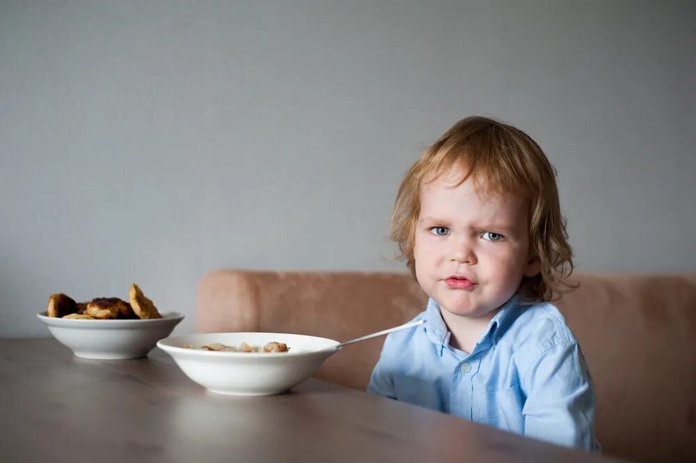 Невкусные продукты. Дети за столом. Еда для детей. Ребенок завтракает. Мальчик за столом.