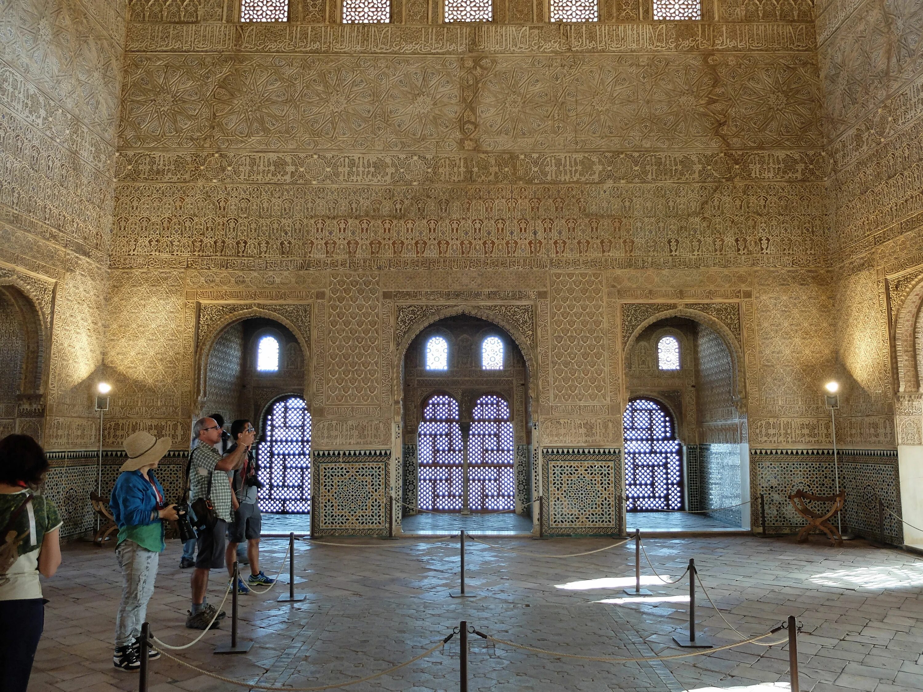 Hall r. Альгамбра зал послов. Миртовый двор Альгамбра. Дворец Альгамбра: купол зала послов. Альгамбра Тронный зал.