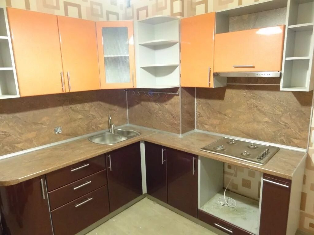 Кухня с выступом вентиляционного короба. Кухня п44 102 с вентиляционным коробом. Угловая кухня с коробом. Кухня с коробом. Кухни с вентиляционным углом.