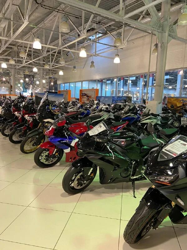 длинный мотоцикл в 2015. магазин мототехники в москве. Cf moto 700 clx heritage. мотосалон хонда мотоцикл. салон major мотоциклы.