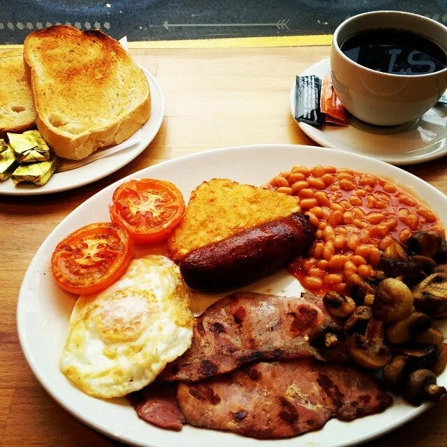 Идти завтракать на английском. Фул Инглиш Брекфаст. Традиционный английский завтрак. Английский завтрак фото. Традиционный английский завтрак брошюра.