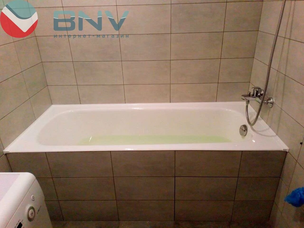 Бордюры для ванной bnv. Плинтус бордюр для ванной BNV. Примыкание ванны к плитке. Прилегание плитки к ванной. Плинтус на ванную акриловый.
