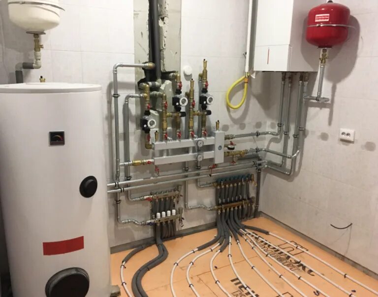 Система отопления с теплым полом. Система тёплого пола водяного. Система напольного отопления. Котельная с теплым полом и радиаторами. Труба для лучевой системы отопления.