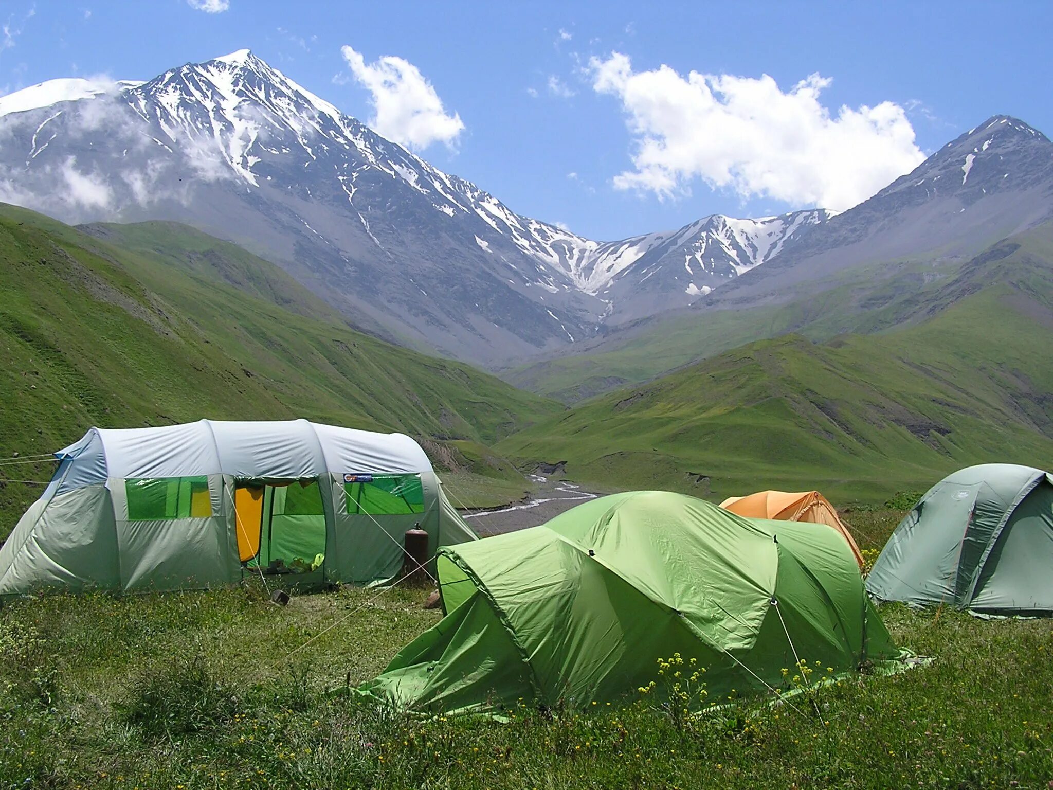 Тур в горы дагестана. Дагестан кемпинг каньон. Дагестан туризм. Кемпинг в Дагестане в горах. Палатка в горах Дагестана.