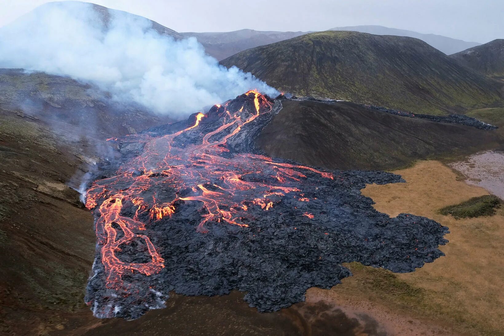 Исландия вулкан Эйяфьятлайокудль извержение 2010. Извержение вулкана в Исландии 2021. Вулкан в Исландии фаградальсфьядль. Извержение вулкана эйяфьядлайёкюдль 2010 Исландия.