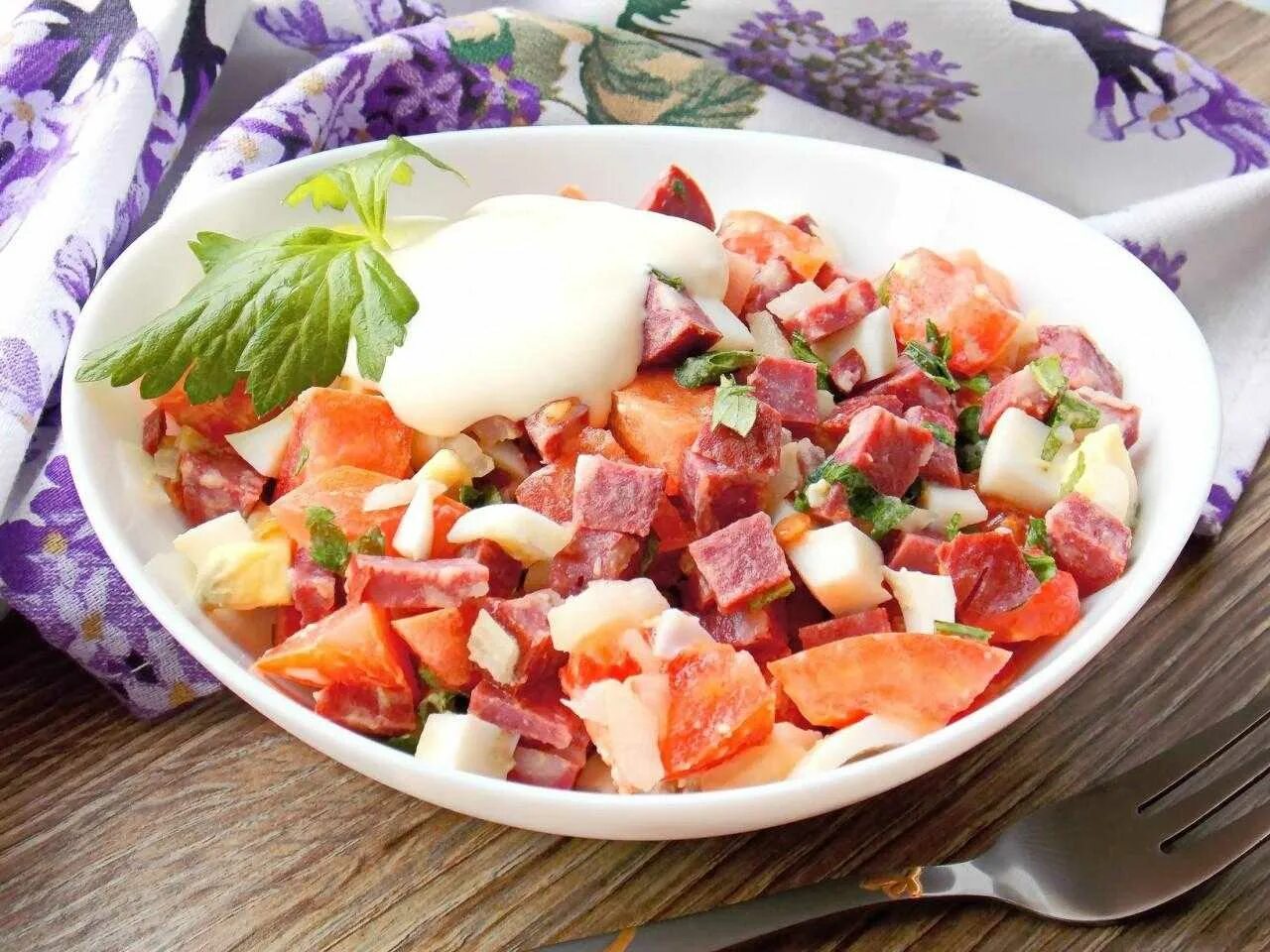 Рецепт вкусных салатов с колбасой. Салат с копчёной колбасой и помидорами. салат с копчёной колбасой и сыром и помидорами. салат помидоры огурцы сыр. салат с колбасой и помидорами и сыром.