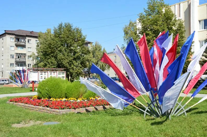 Октябрьский район Барнаул. Праздничное оформление города. День города украшения. Уличные украшения на день города.