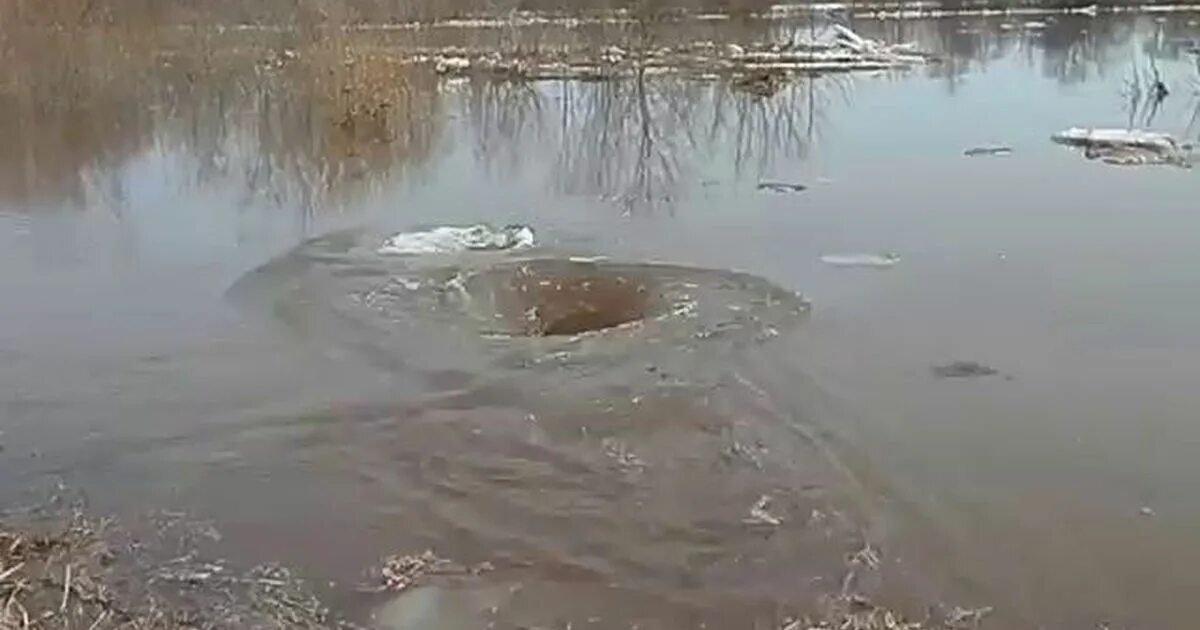 Водоворот в реке. Водоворот в речке. Воронки в реке. Воронка в речке. Как в народе называли водоворот на реке