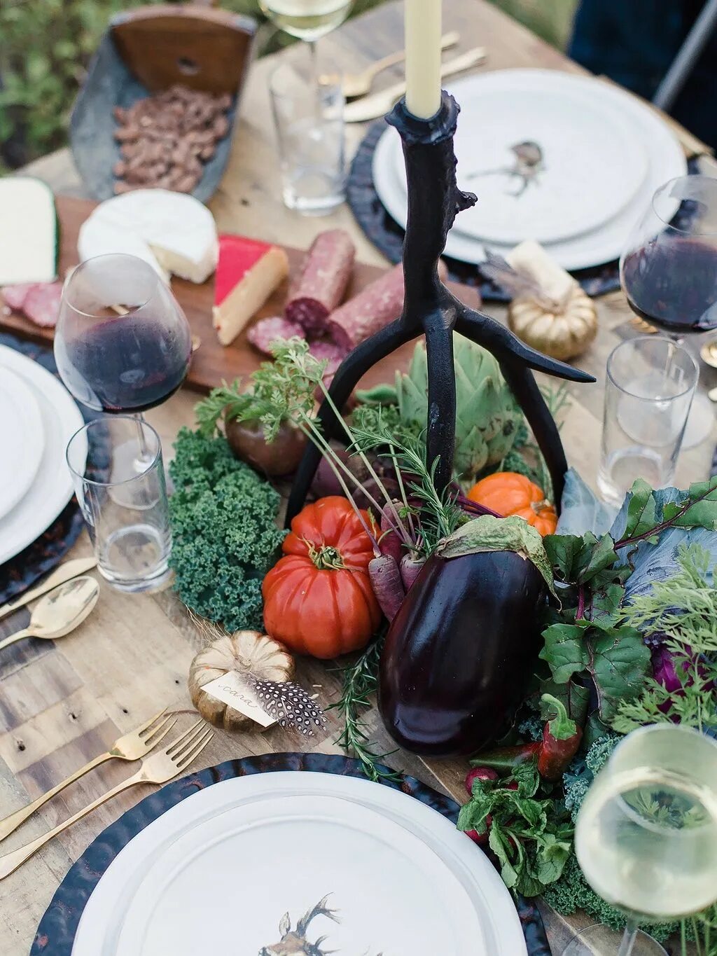 Сервировка стола в деревенском стиле. Ужин в сельском стиле. Осенний ужин. Декор стола для ужина на виноградниках.