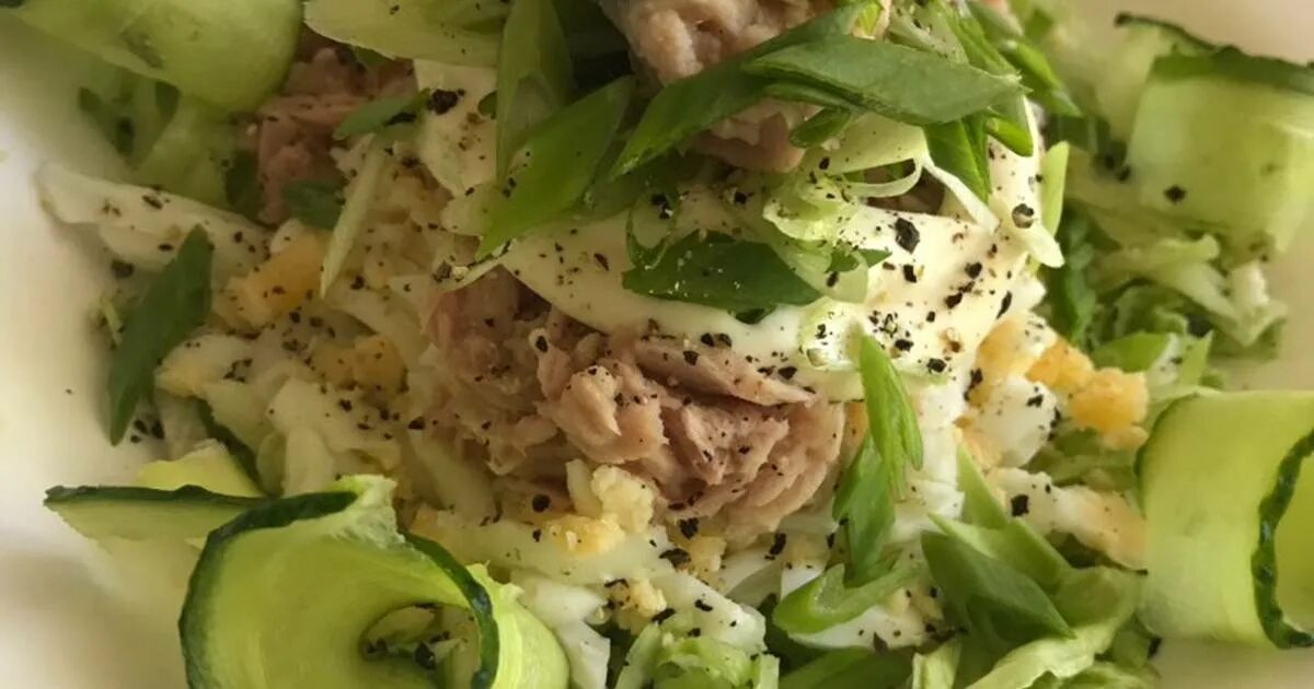 Салат с тунцом айсбергом и яйцом. Салат айсберг тунец кукуруза. салат айсберг, тунец яйцо. салат с тунцом и айсбергом. салат с тунцом консервированным и салатом айсберг.