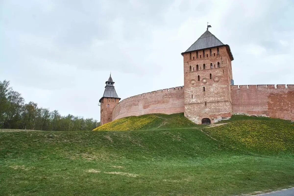 Реставрация великого новгорода. Великий Новгород. Новгородский Кремль. Реставрация Новгородского Кремля в Великом Новгороде. Стена Новгородского Кремля.