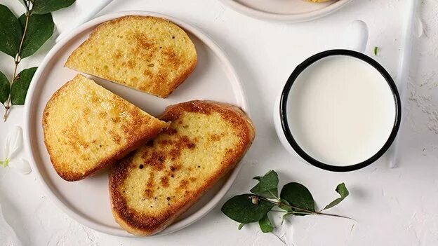 Гренки с белым хлебом яйцом и молоком. Гренки с яйцом. гренки на молоке. гренки с яйцом и молоком. гренки из батона с молоком.