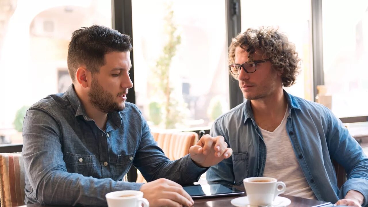 Парень с телефоном в кафе. Парень математик в кафе. Man talking. Разговор двух мужчин кофе.