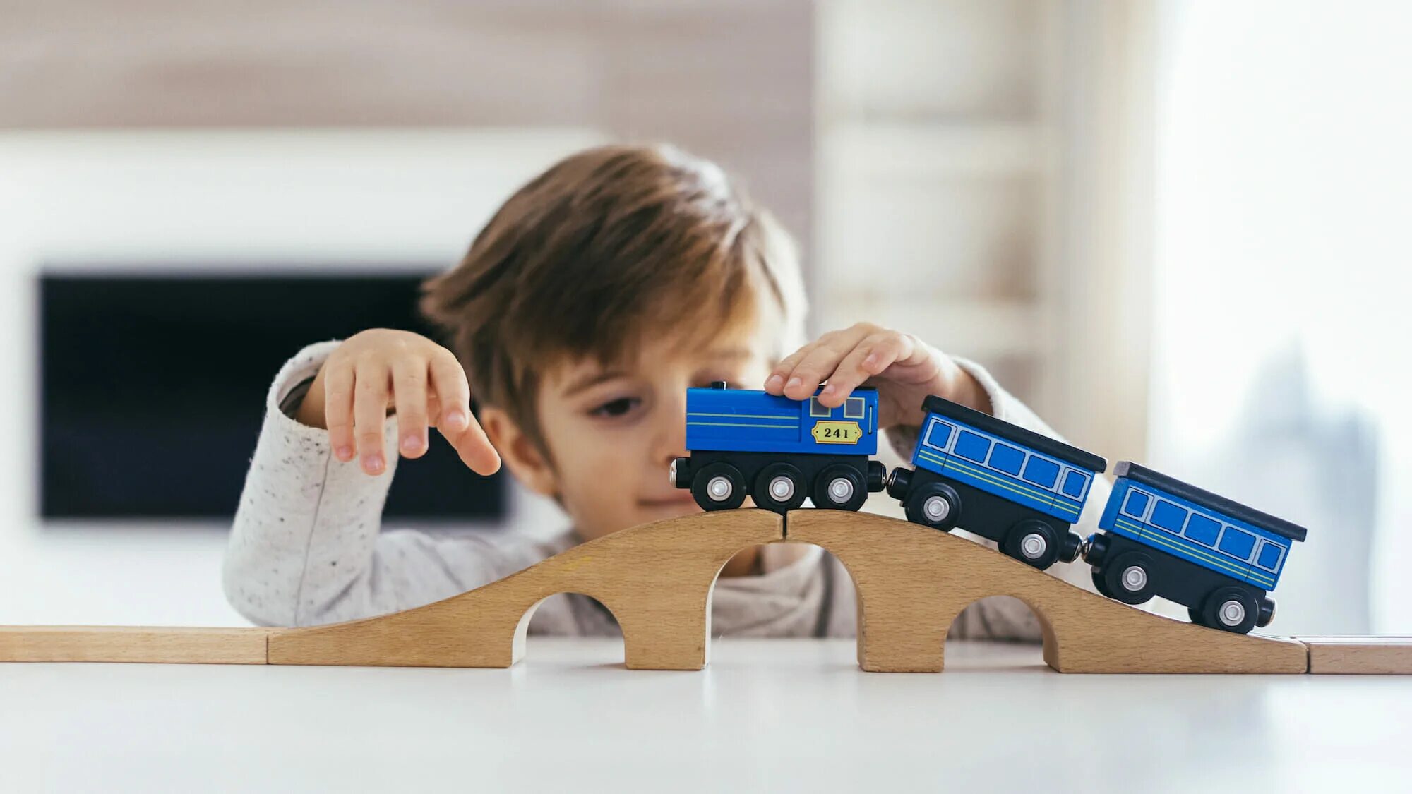 Мальчик железная дорога. Дети играют в железную дорогу. Мальчик с железной дорогой. Мальчик играет в железную дорогу. Мальчик играет в поезд.
