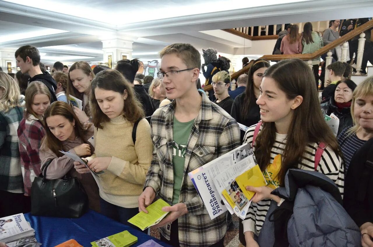 Мероприятие в вузе. Поступление в вуз 2023. День открытых дверей университет. День открытых дверей для студентов.