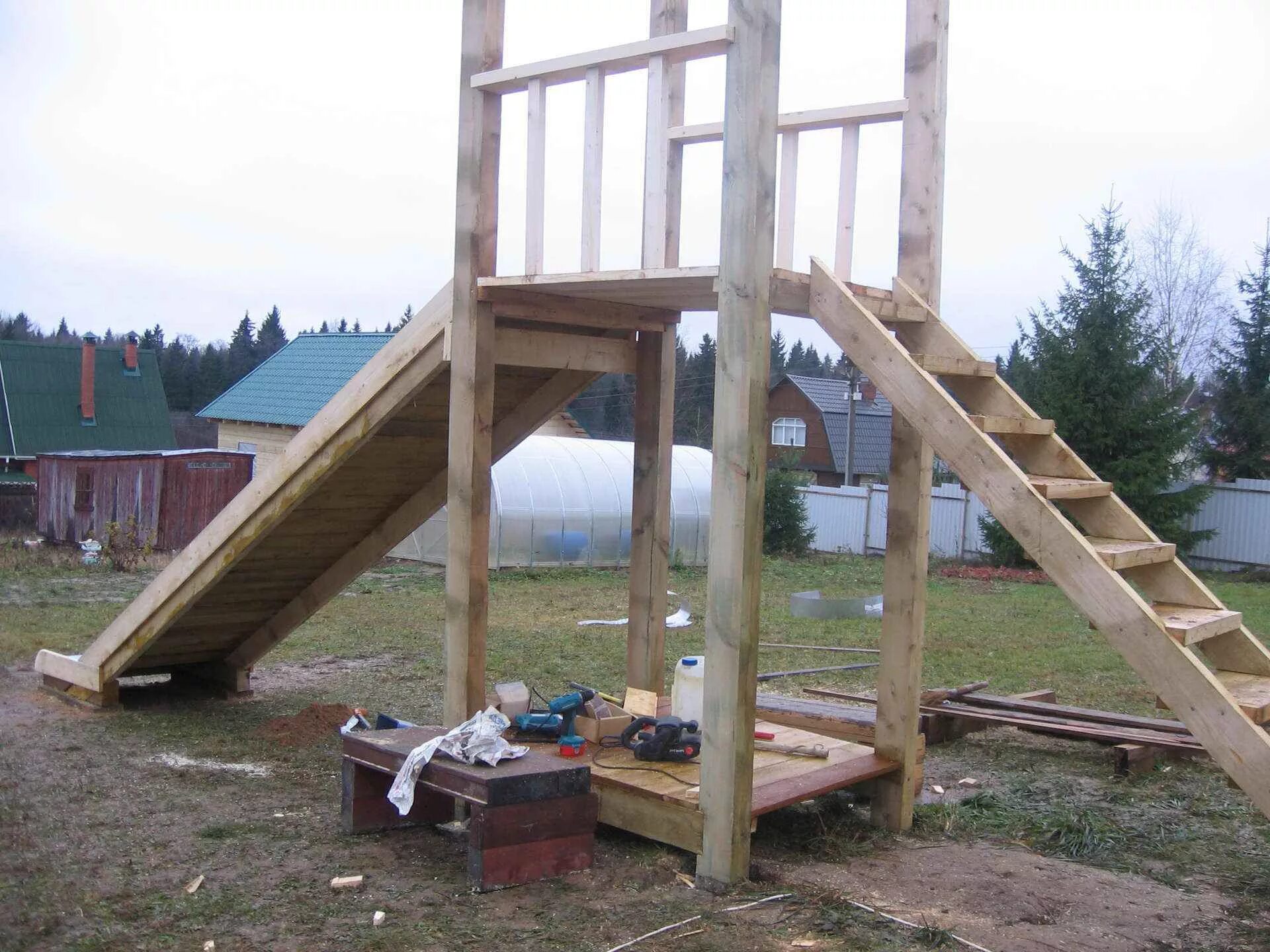 детский деревянный домик с горкой. мульчирование альпийской горки. альпийская горка мульчирование. альпинарий. детские горки из дерева.