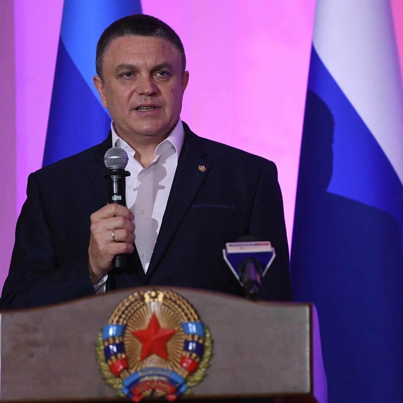 Леонид пасечник лнр. Глава лнр пасечник. Глава лнр. Портрет пасечника главы лнр. Леонид иванович пасечник.