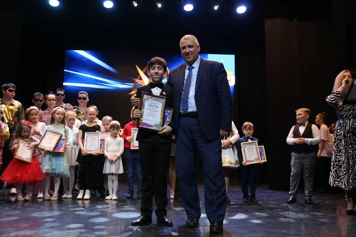 Созвездие йолдызлык 2025 17 апреля. Созвездие йолдызлык конферансье. гала концерт. созвездие йолдызлык 2025 буинск коллектив микс. созвездие на сцене.