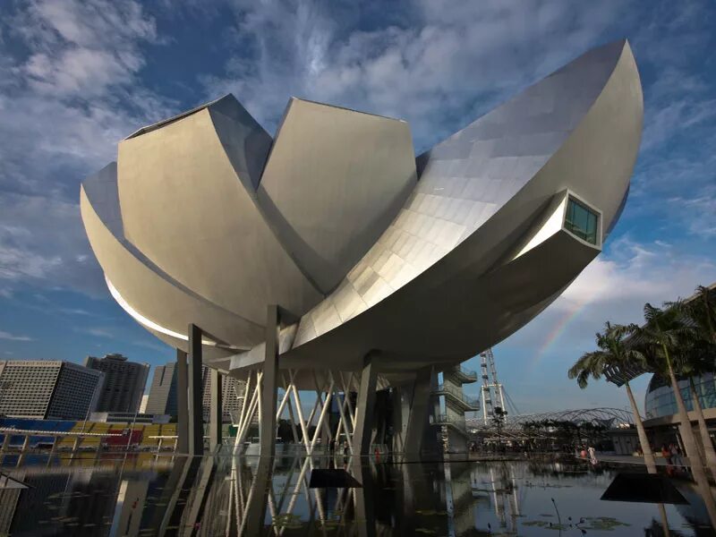 Здание музея искусства в сингапуре. Музей искусств сингапур. Marina bay sands музей. Музей науки в сингапуре. Сингапур лотос музей.