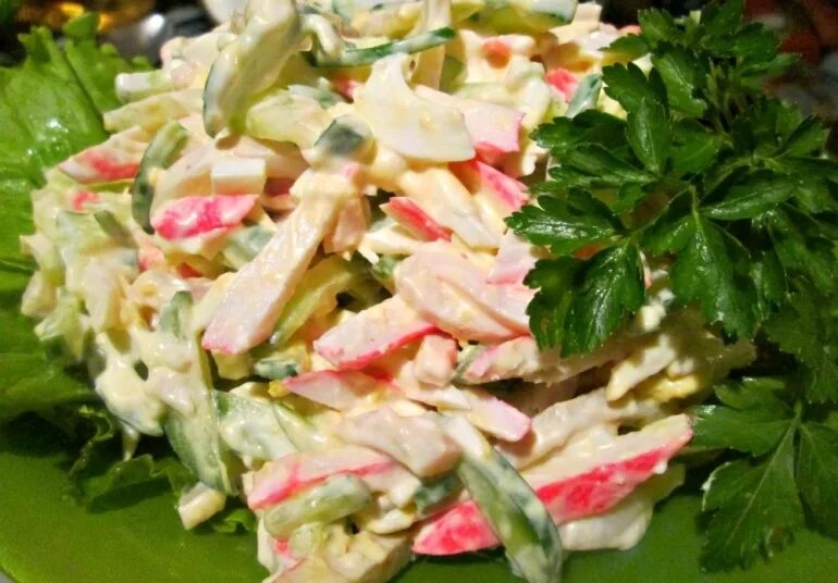 Крабовые с солеными огурцами. Крабовые с солеными огурцами. Салат с крабовыми палочками и зеленым горошком. Салат с огурцом и сыром. Салат с крабовыми палочками и соленым огурцом.