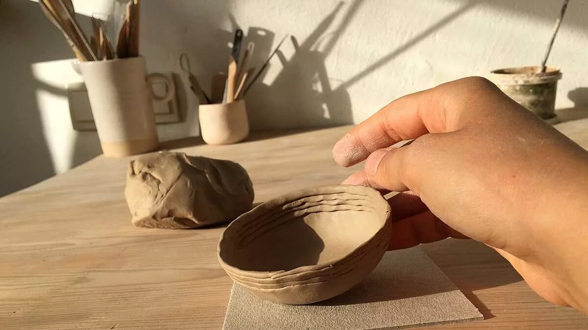 Из какой глины лепить. Лепка из глины. Ручная лепка из глины. Керамика лепка из глины. Керамические изделия ручной лепки.