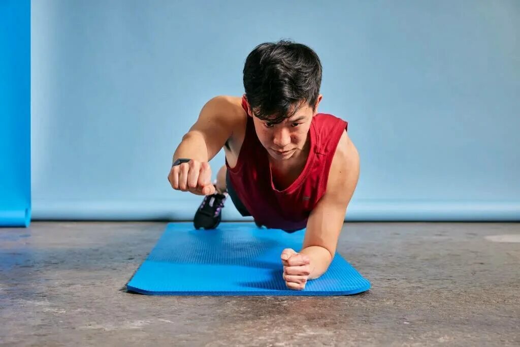 Темп выполнения упражнений. Спортивные люди. Темп тренировки. Девушка занимается спортом в зале. Темп тренировки.