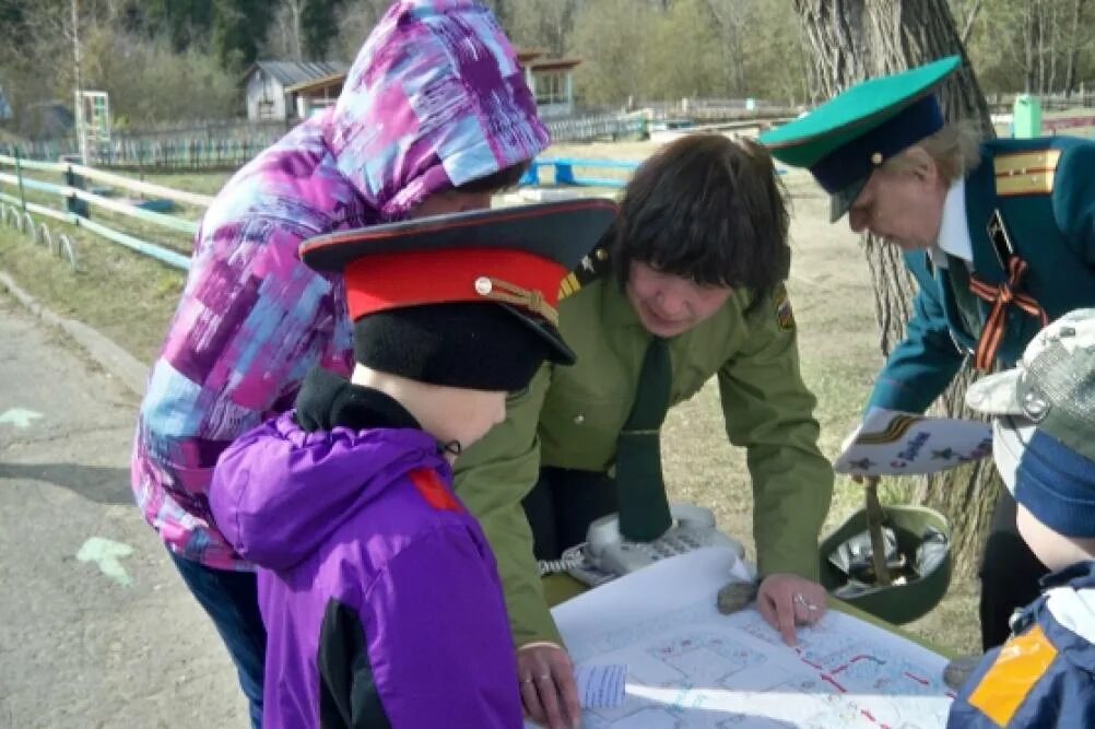 Медицинская помощь зарница. Зарница к 23 февраля в детском саду на улице. Зарница летом в детском саду. Летняя Зарница в детском саду. Военно-спортивная игра Зарница в детском саду.