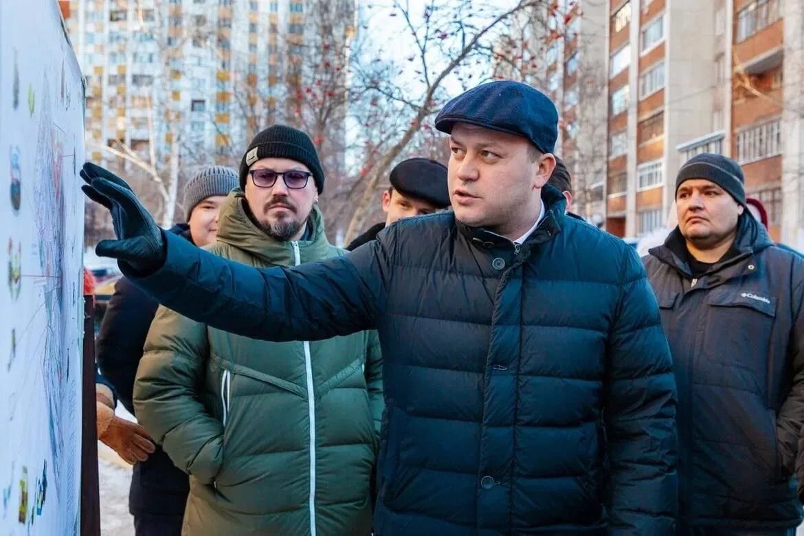 Ледовый городок белебей. Новогодний забег 2023 в москве. Снежная улица. Новогодние каникулы продолжаются. Сугробы во дворе.