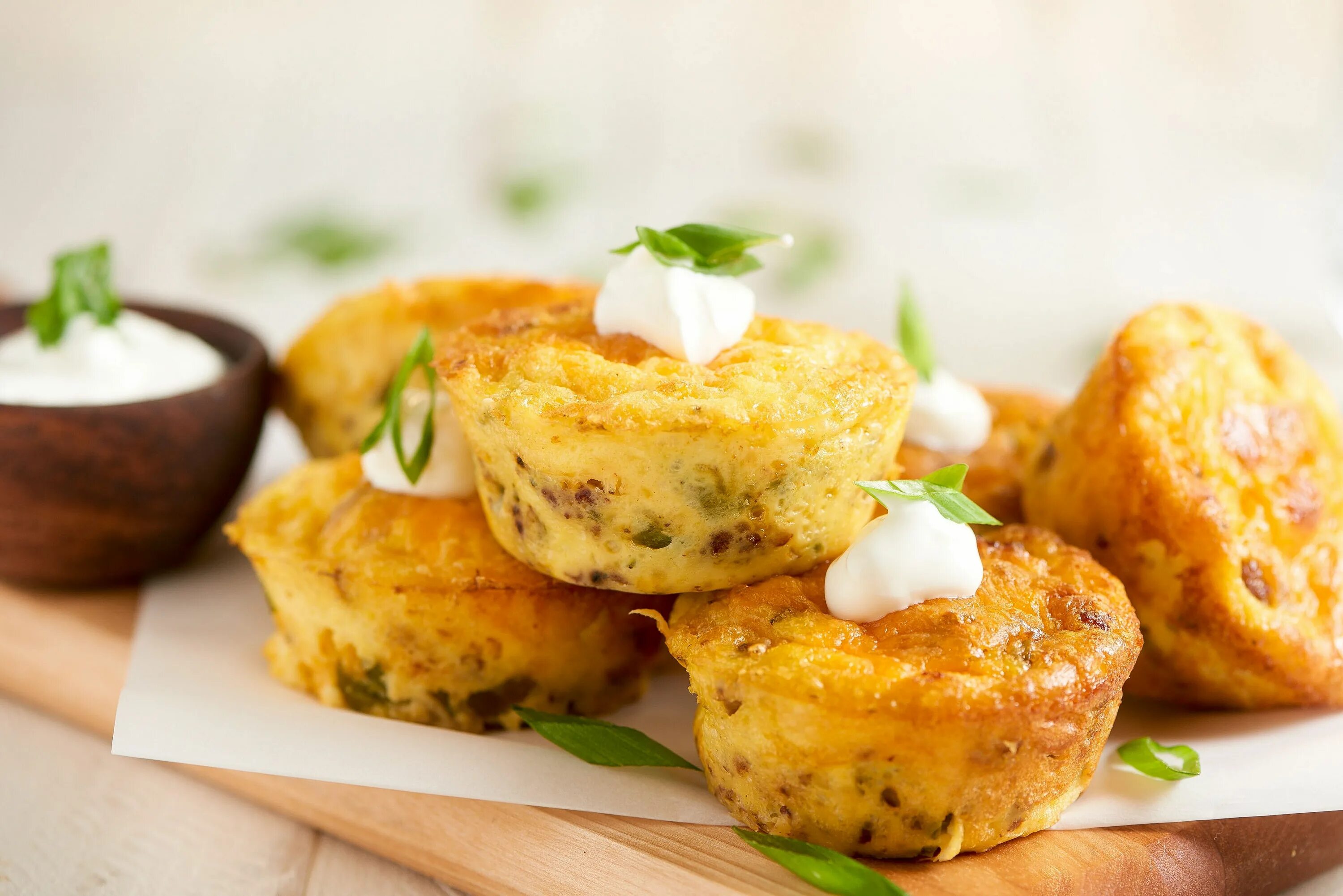 Куриные маффины с сыром. Картофельные маффины. яичные маффины с сыром. сырные маффины с зеленым луком. омлетные маффины.