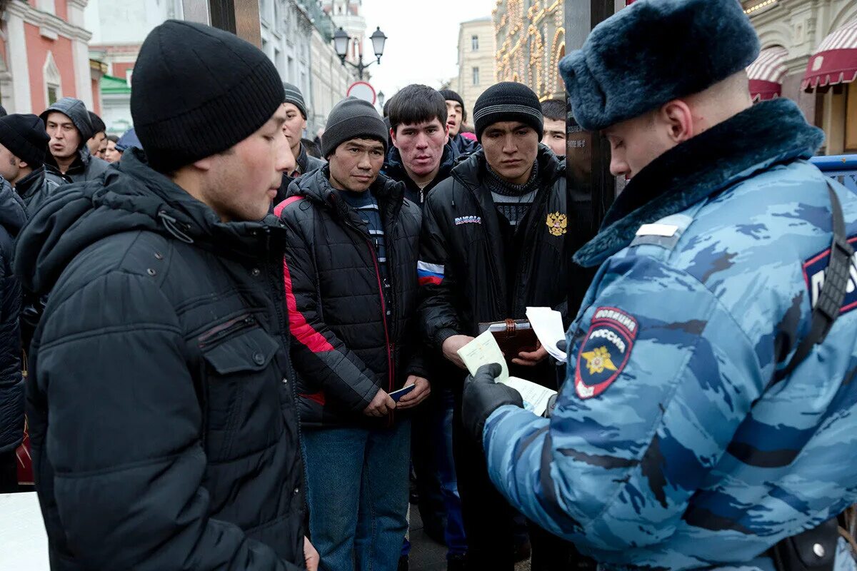 Граждан а также выступает в. Полиция и иностранные граждане. Полиция проверяет мигрантов. Мигранты в Москве полиция. Мигранты в Москве.