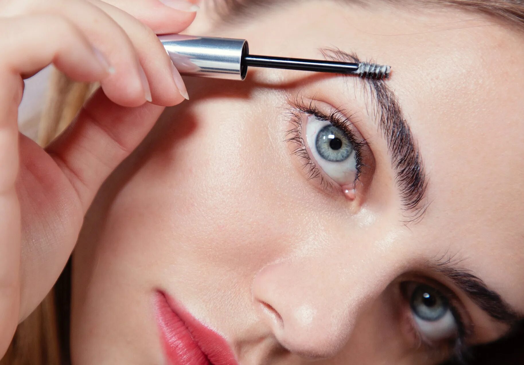 окрашенные брови. правильная корректировка бровей. схема окраски бровей. какие методы бровей. выщипывание бровей.