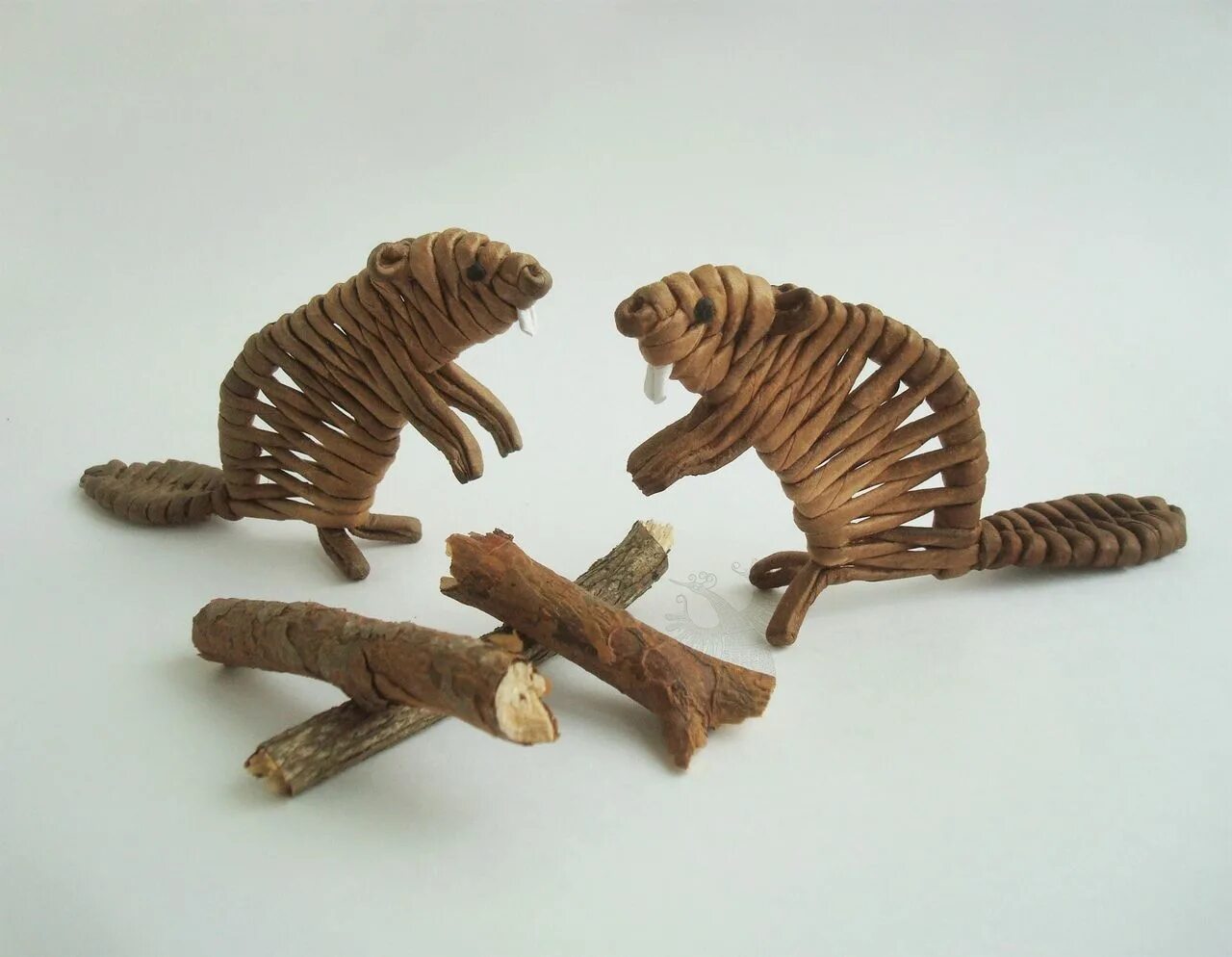 Ондатра и соболь. Бобр из глины. Как сделать бобр. Бобры фигурки игрушки. Бобер из природного материала.