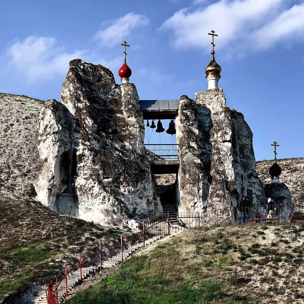 Монастыри воронежской области сайт. Костомаровский Спасский монастырь. Костомаровский монастырь Воронежская область. Спасский женский монастырь в Костомарово. Село Костомарово Воронежская область монастырь.