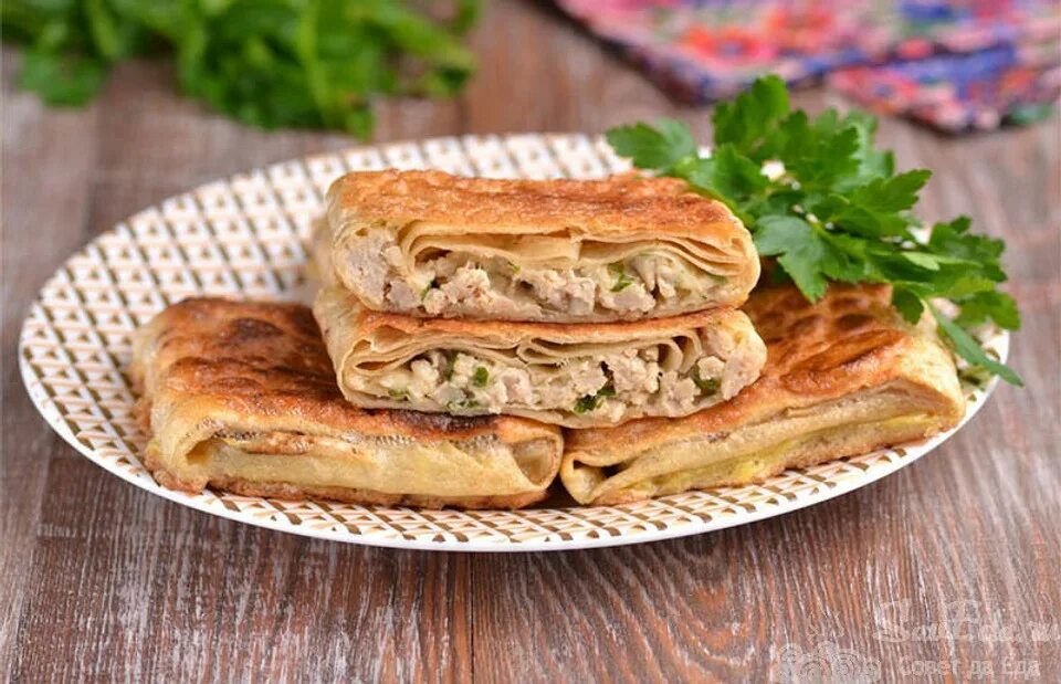 Лаваш с фаршем в духовке. Лаваш с фаршем и сыром. Мясной рулет из лаваша с фаршем. Лаващс фаршем в духовке. Рулет из лаваша с фаршем и сыром запеченный в духовке.