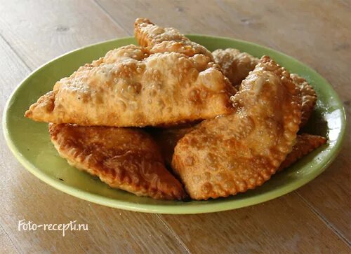Чебуреки с мясом. Чебуреки. Чебуреки на тарелке. Чебуреки - классическоес мясом. Чебуреки с мясом.