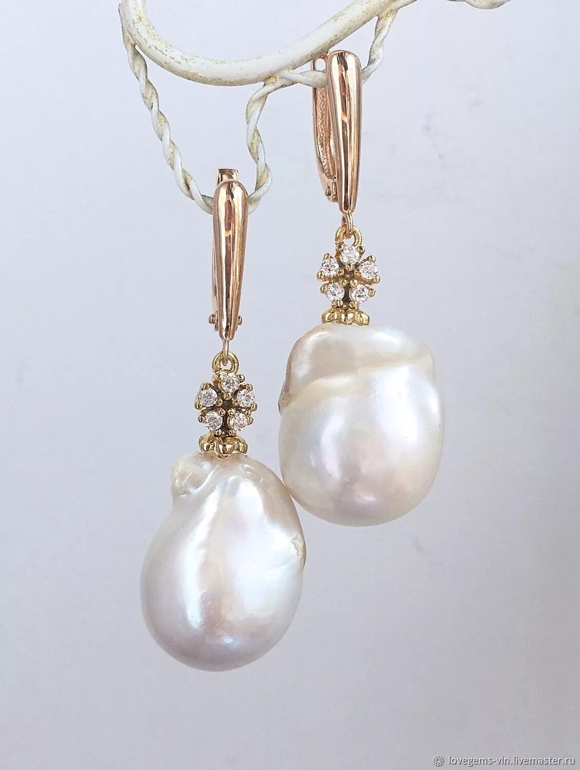Серьги с барочным жемчугом. Серьги селин барочный жемчуг. Серьги вега 197с с жемчугом. Серьги с барочным жемчугом в серебре. Золотые серьги с жемчугом барокко.