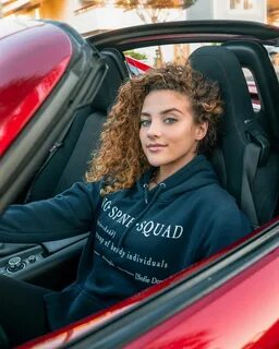 Sofie Dossi 02/12/2021.