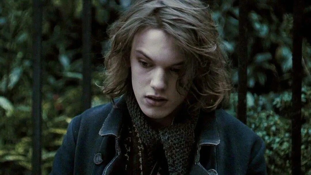 Тоби регбо дамблдор. Геллерт гриндевальд и альбус дамблдор в молодости. Геллерт. Джейми кэмпбелл бауэр молодой гриндевальд. Джейми кэмпбелл геллерт гриндевальд.