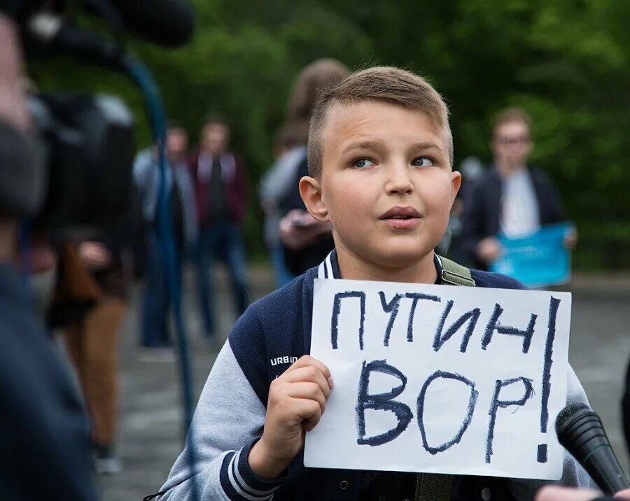 Навальнята. Школьники на митинге. Школьники на митинге Навального. Школьники навальнята.