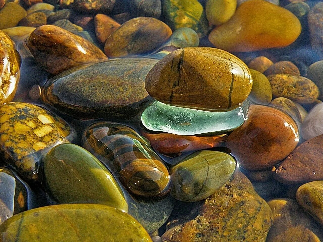 Самоцветы вода. Камни кварц морская галька. "Золотые камушки" Байкала. Енисейская Речная галька. Красивые речные камни.