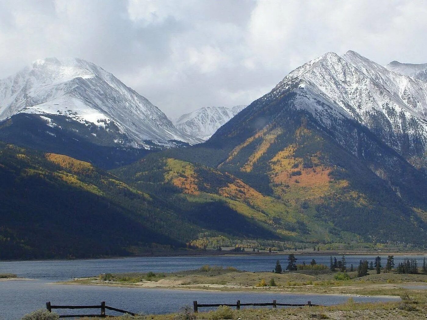 Белеет гора. Казбек гора на кавказском хребте. Стих сижу за решеткой в темнице сырой вскормленный. Восточные саяны бурятия. Северный кавказ эльбрус.