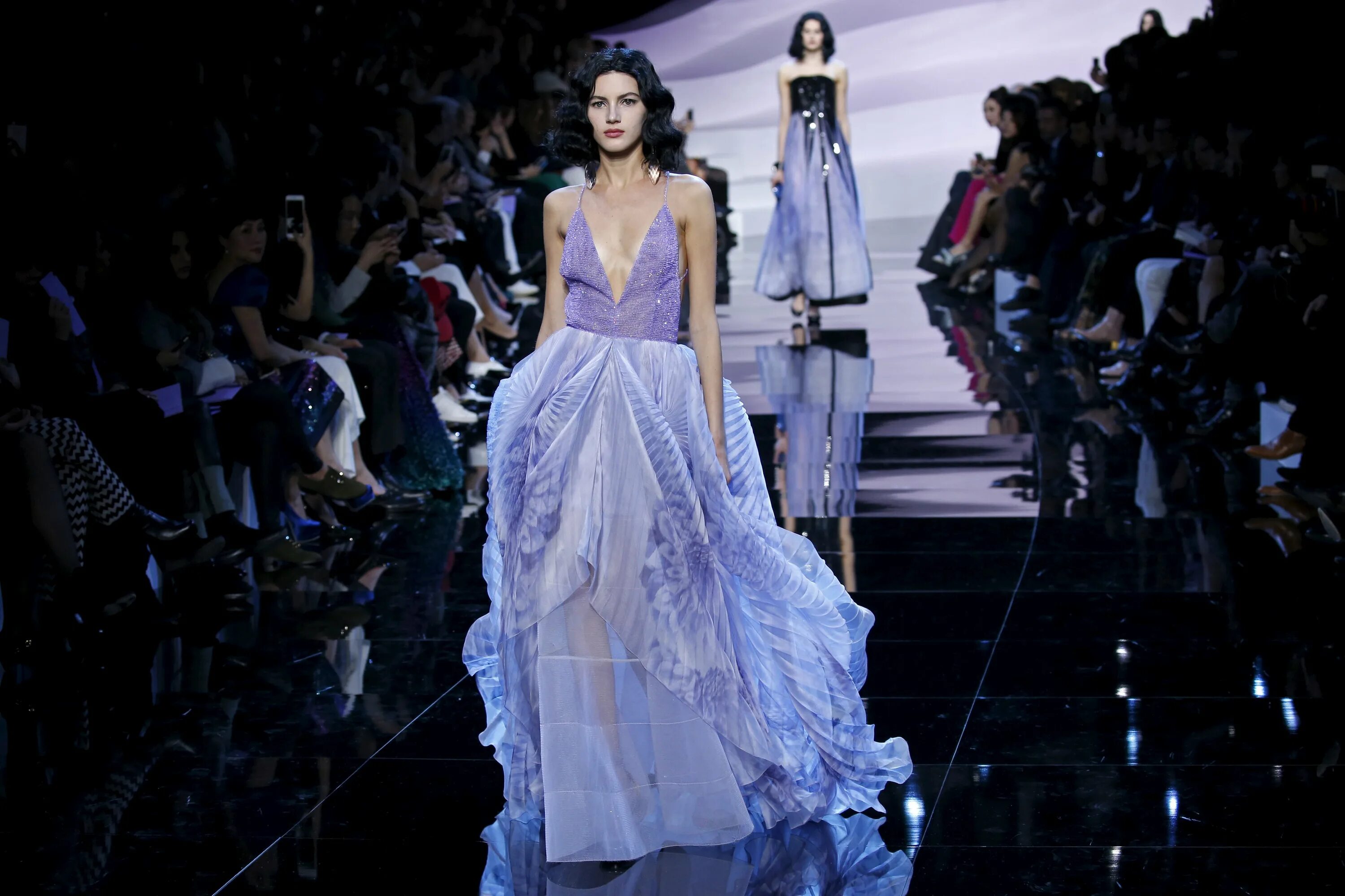 Кендалл Дженнер в показе диор. Giorgio Armani | Haute Couture Spring Summer 2023. Неделя моды в Париже Юдашкин. Картинка подиум