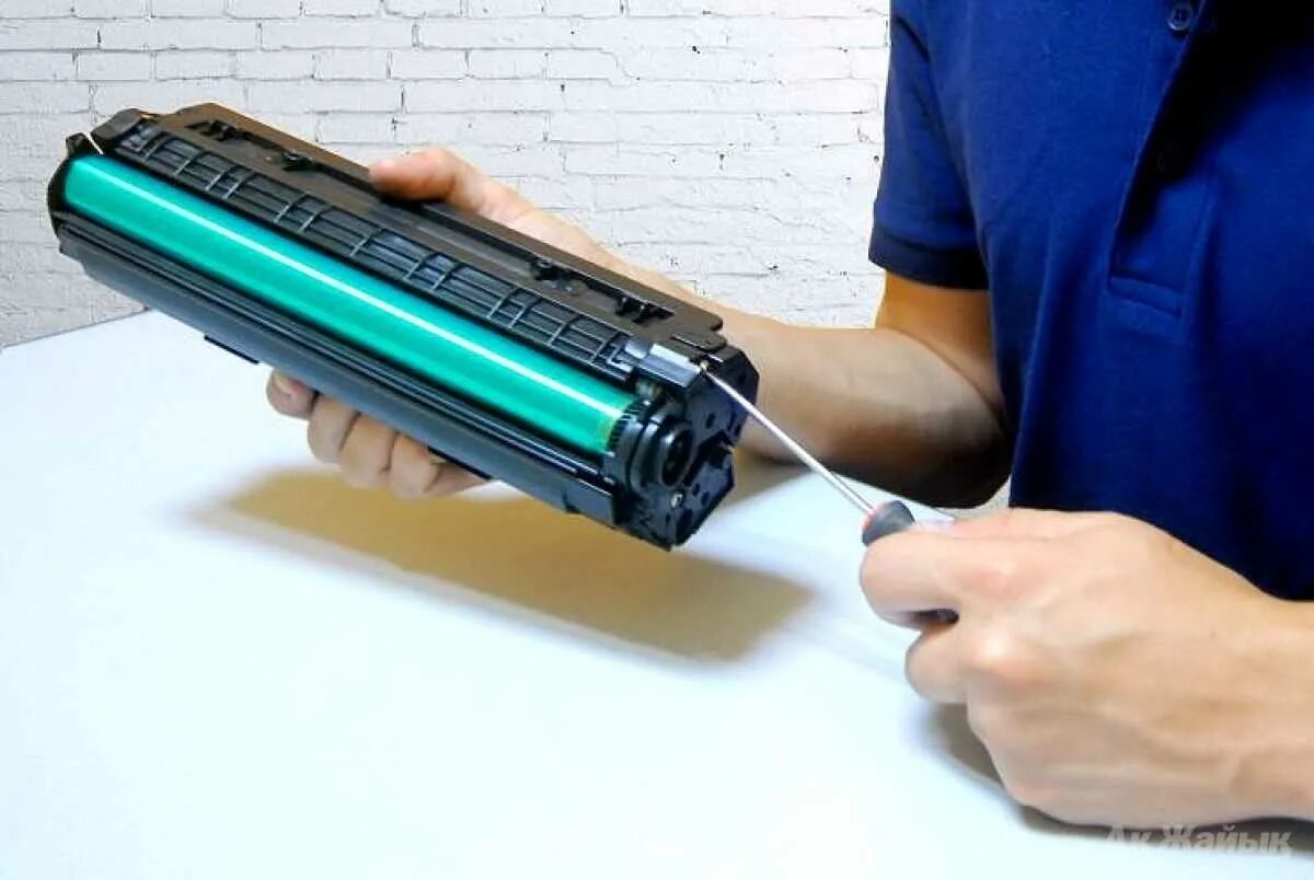 Заправить картридж рядом со мной. Картридж для лазерного принтера. Заправление картриджей. Ремонт принтеров. Заправка картриджей картинки.