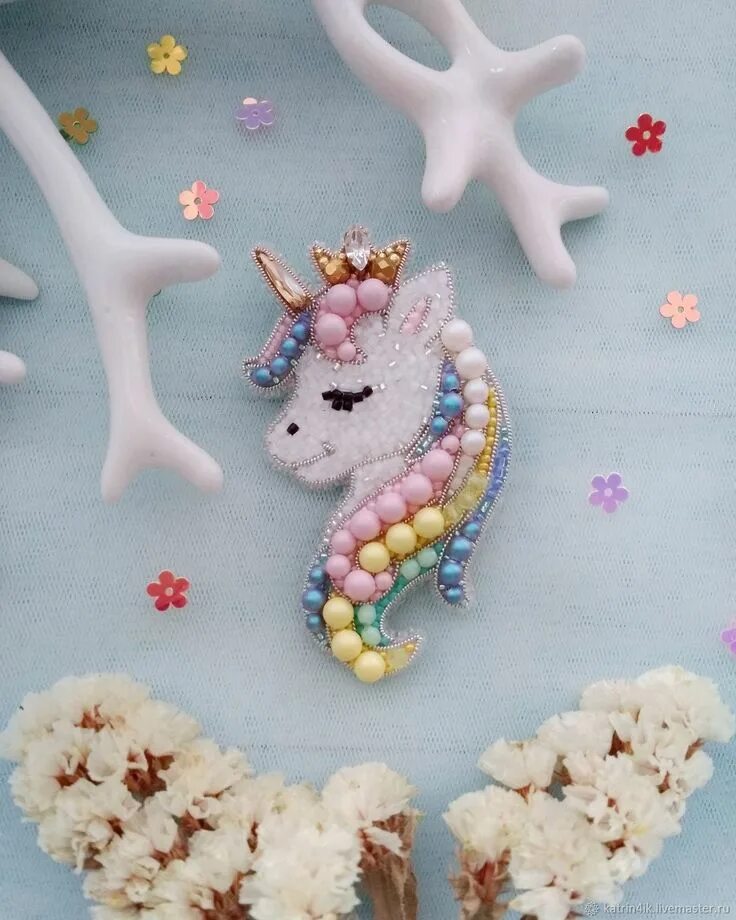 Брошка единорожка. Брошка из бисера единорог. Единорог из бисера. Брошь из бисера единорожка. Брошка из бисера единорог.