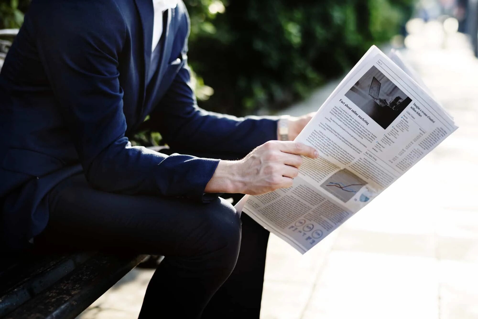 Peter buys a morning newspaper every day. Человек с газетой. Человек читает газету. Мужчина с газетой. Человек с газетой в руках.
