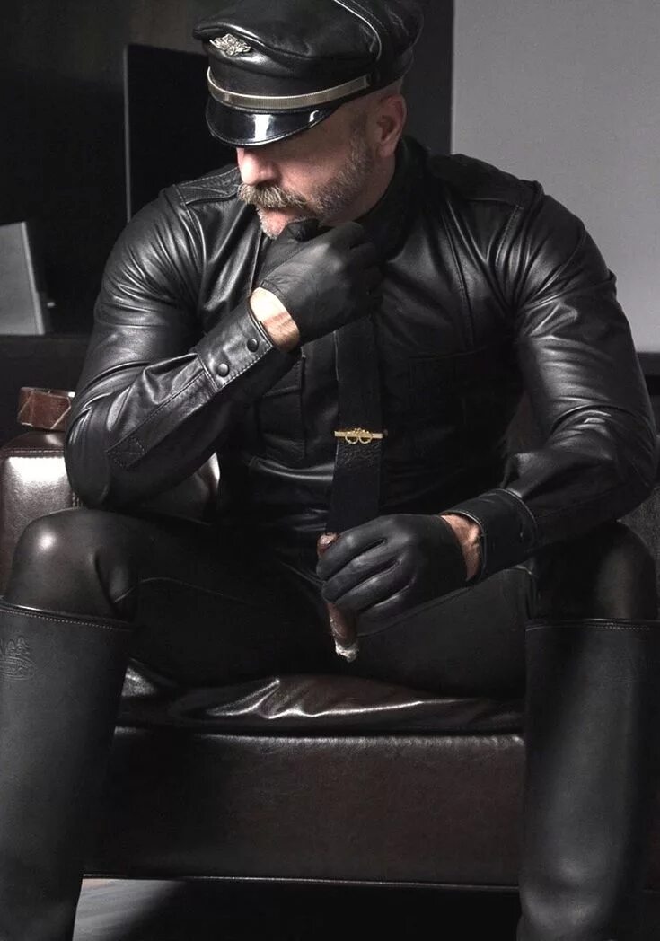 Мужчина в кожаном костюме. Мускулистый мужчина в кожаных перчатках. Men in Leather. Мужик в кожаных штанах и маске. Leather gays